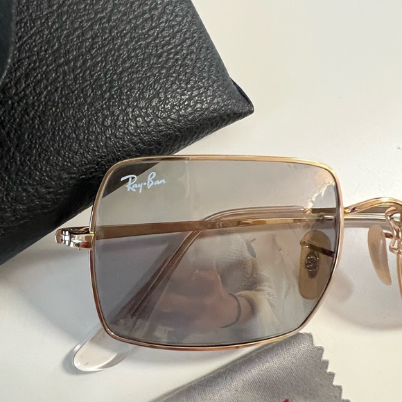 Like new! Mirrored 70s style raybans, only worn a few times